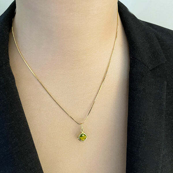 Estate 18K Yellow Gold Natural Peridot Solitaire Charm Pendant