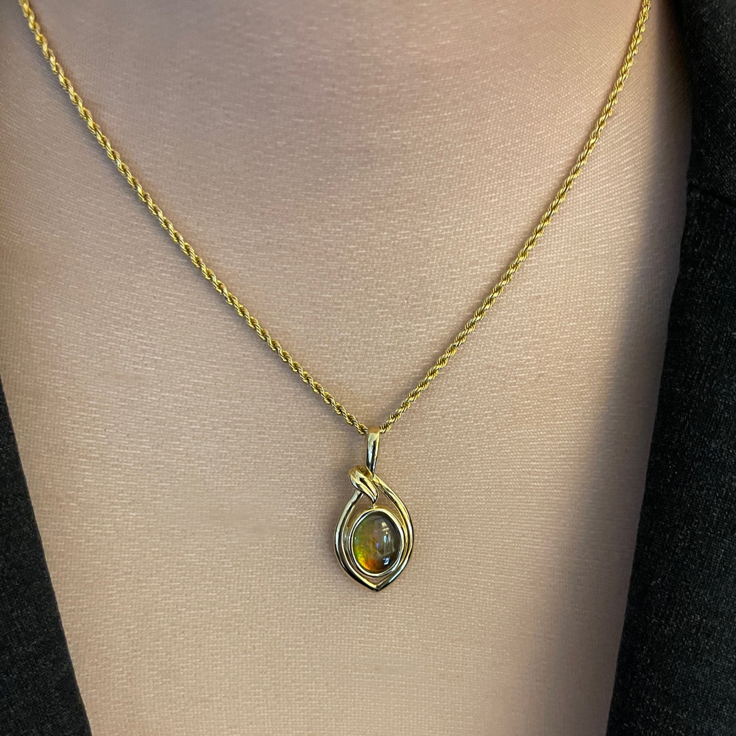 Estate 18K Yellow Gold Ammolite Pendant