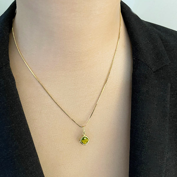 Estate 18K Yellow Gold Natural Peridot Solitaire Charm Pendant